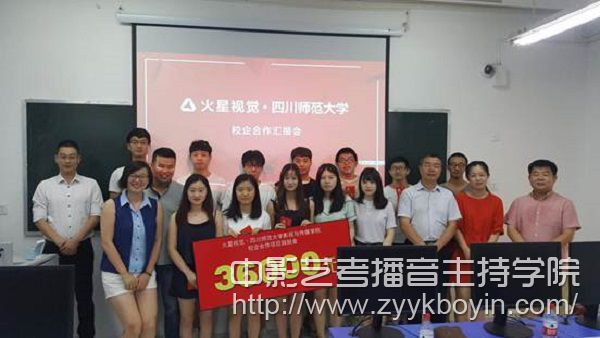 參會領導、老師與學生合影留戀.jpg
