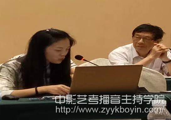 劉路老師在學術圓桌會議上發言.jpg