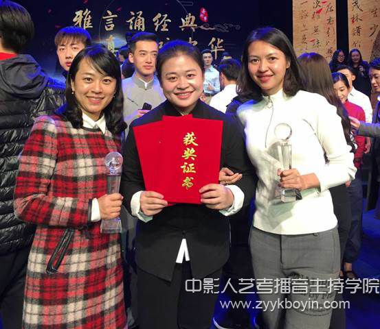 羅鈺萱和指導教師李皙（右）、米斯茹（左）.jpg
