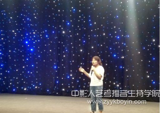 參賽同學(xué)李睿做出鏡報道.jpg