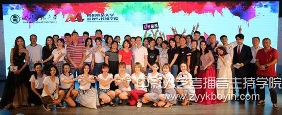 2015級師生與家長、嘉賓合影留念.jpg