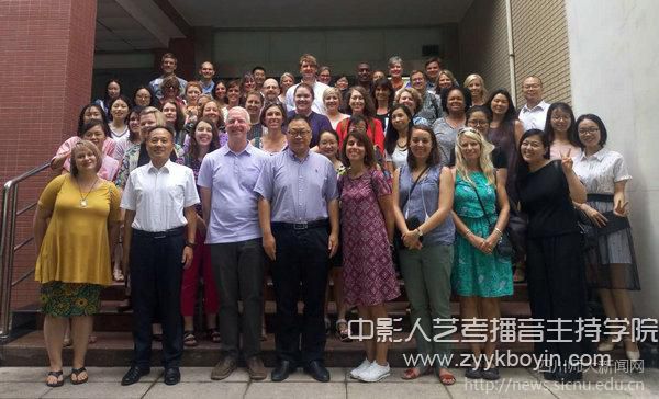 我校外國語學(xué)院師生與美國教師代表團(tuán)全景留念.jpg