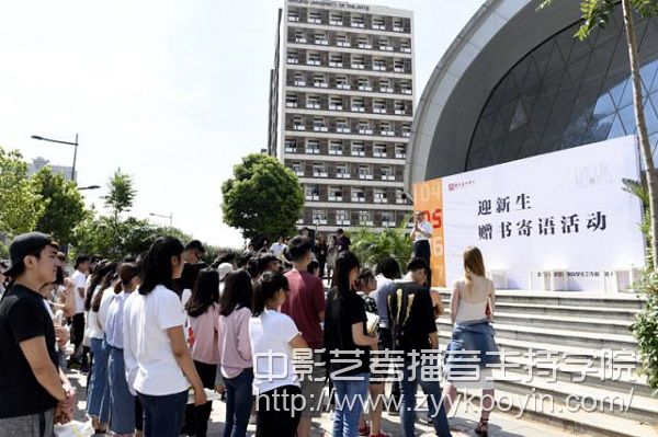 贈書現(xiàn)場.jpg
