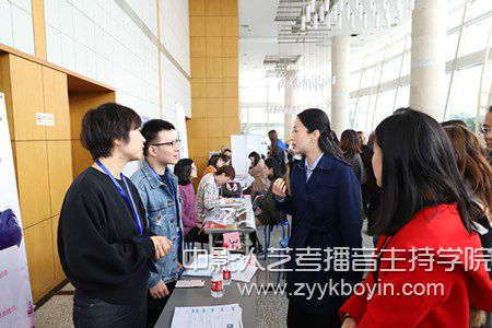 南藝黨委常委、副院長張捷與用人單位招聘負(fù)責(zé)人進(jìn)行交流