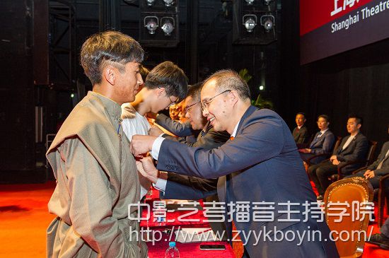 校領導為新生佩戴校徽.jpg