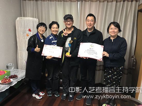 老師們代表兩個組委會送上獎狀、證書和獎杯.jpg