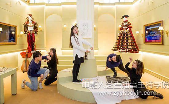 圖為我校學(xué)生原創(chuàng)作品現(xiàn)場展示.jpg