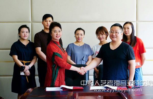 沈陽微達萬象文化傳播有限公司董事長王野與戲劇影視學院院長李淑華分別代表雙方簽署協議，戲劇影視學院副院長白麗萍、副處長朱晏鋒出席簽約儀式.jpg