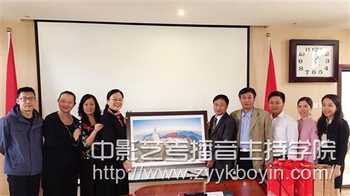 陳副院長代表學(xué)院接受越南訪問團(tuán)贈送紀(jì)念品.jpg
