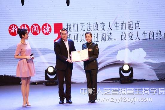 副校長楊榮耀為陶慧敏頒發電影學院客座教授聘書.jpg