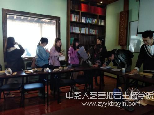 樂評人鄧柯與我校學(xué)生共進“思想午餐”.jpg