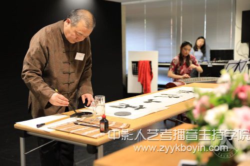書法家張切易先生現場書寫“高山流水”，.jpg