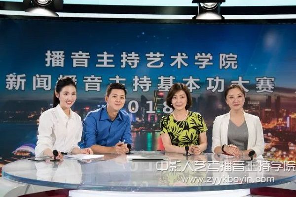現(xiàn)場報道點評嘉賓及主持人.jpg