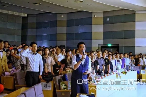 97級(jí)校友顧國(guó)寧領(lǐng)誦誓詞.jpg
