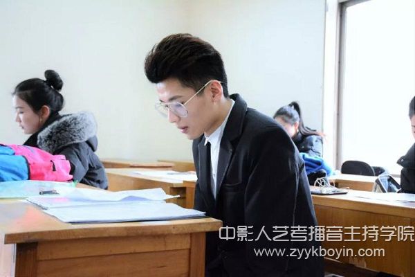 在山藝認真備考的考生.jpg