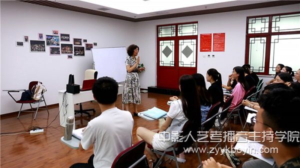 中影人藝考播音主持培訓班王薇老師播音課堂.jpg