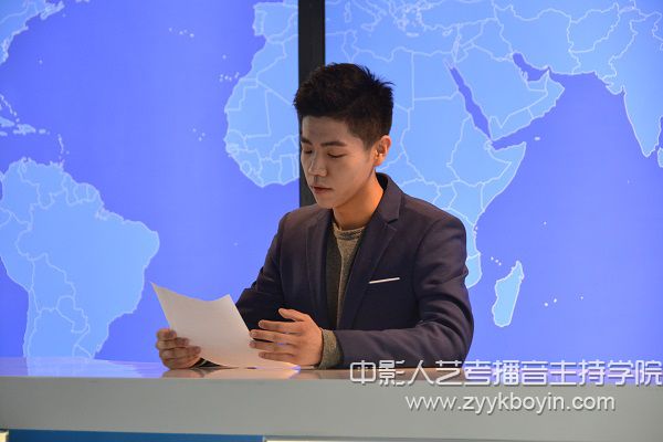 播音主持專業試鏡的小哥哥.jpg