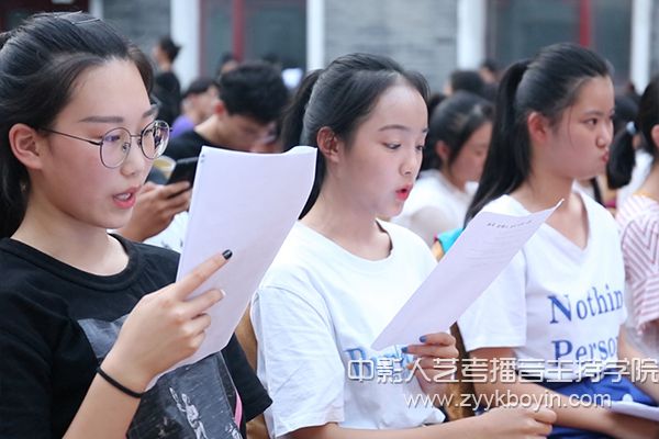 中影人播音主持學院正在練習播音稿
