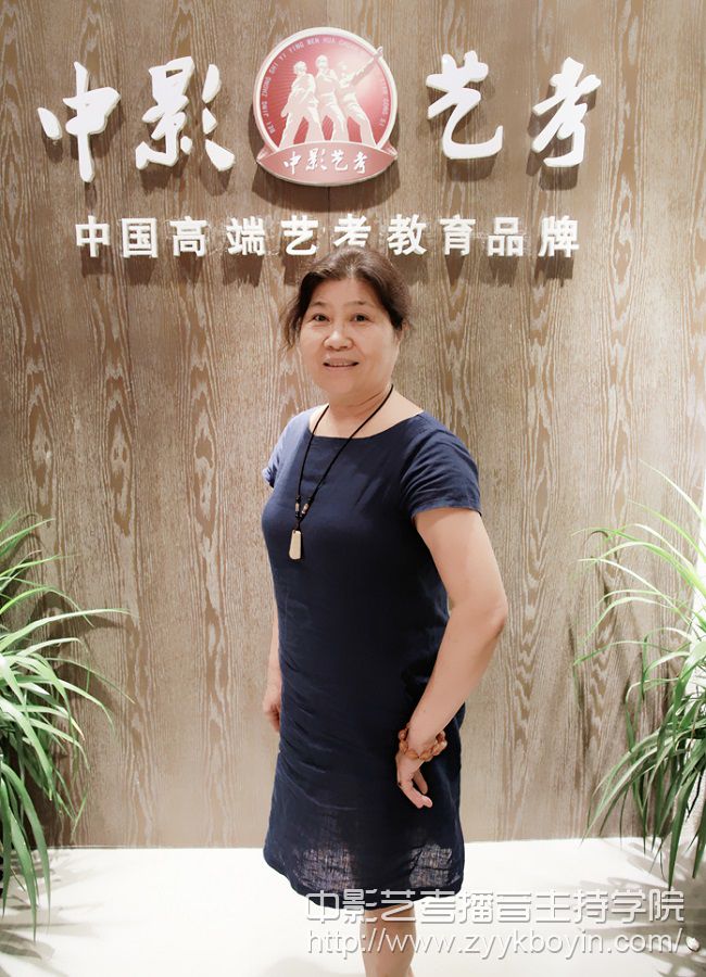 北京人民廣播電臺主任播音員 徐雯_700.jpg